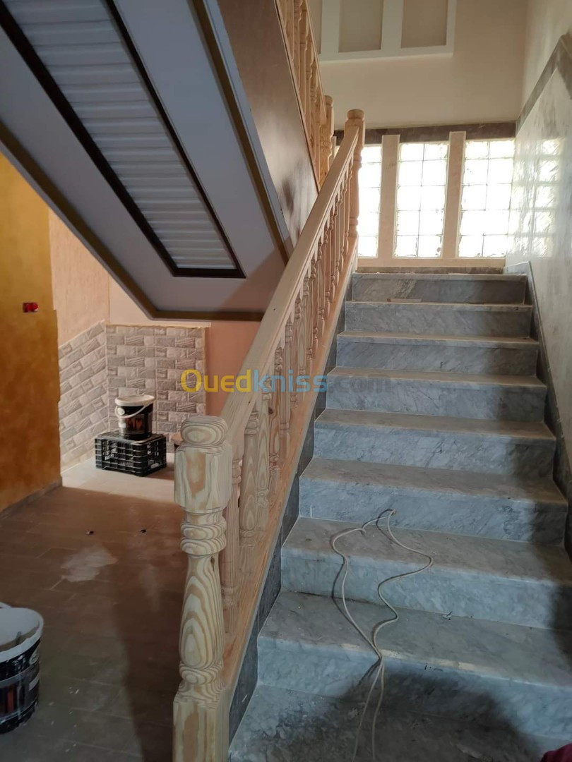 Fabrication et montage les rampes d'escalier en bois.   : 