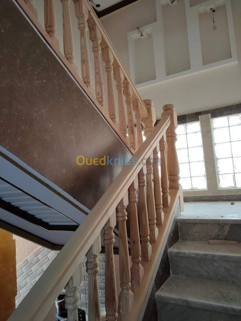 Fabrication et montage les rampes d'escalier en bois.   : 