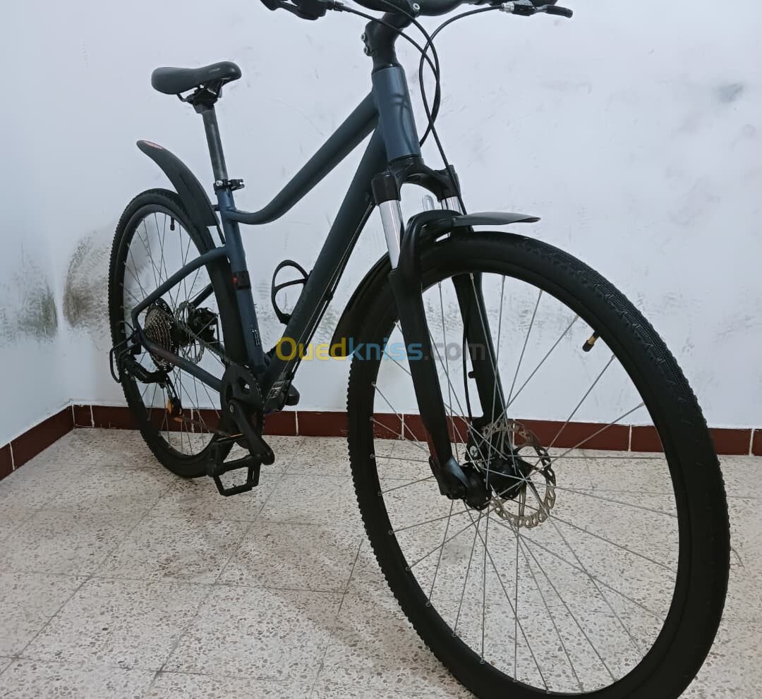 Vélo VTT Btwin Riverside RS 500 jamais utilisé 9 vitesses Frein Disque pièces Shimano 28 pouces 