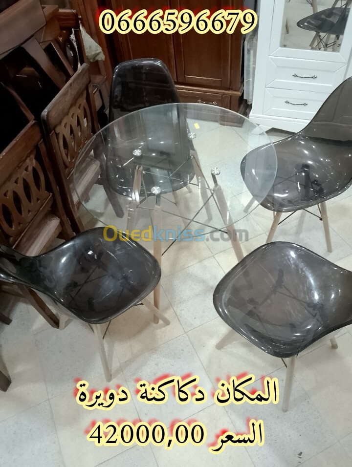 طاولة تاع زجاج مع الكراسي تاعها