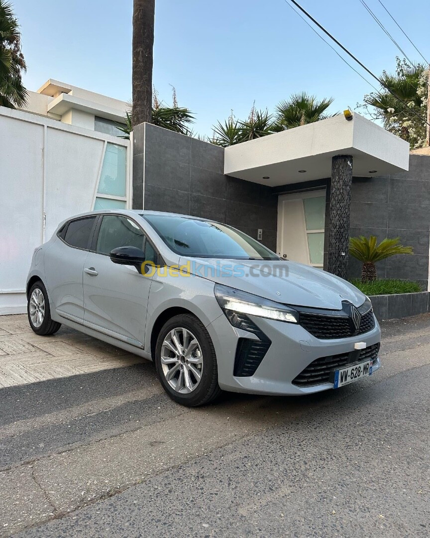 Renault Clio 5 gris nardo 2024 Évolution diesel