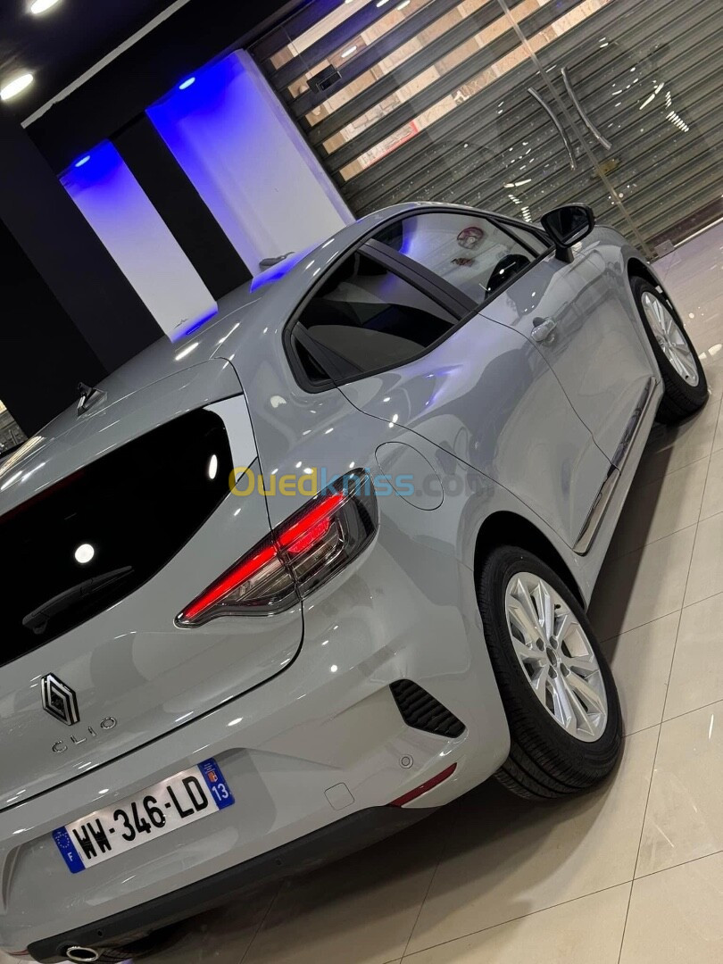 Renault Clio 5 gris nardo 2024 Diesel boîte 6 + camera + rabatable 2024