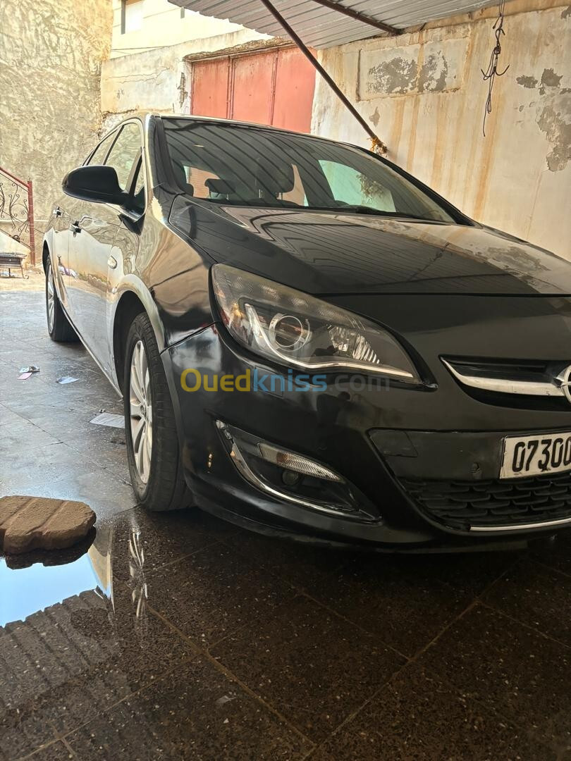 Opel Astra 4 portes 2014 Cosmo