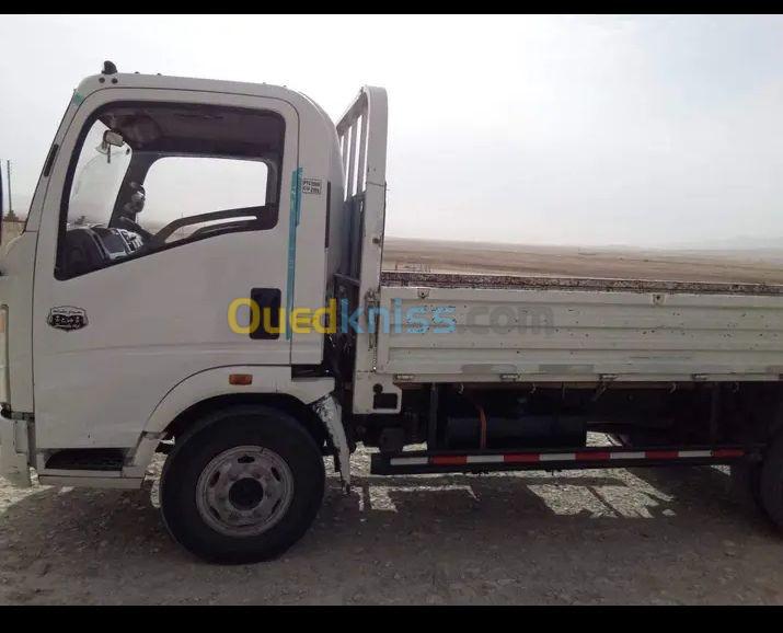 SINOTRUK HOWO 4x2 Light Cargo Truck ZZ11047G4515 2018