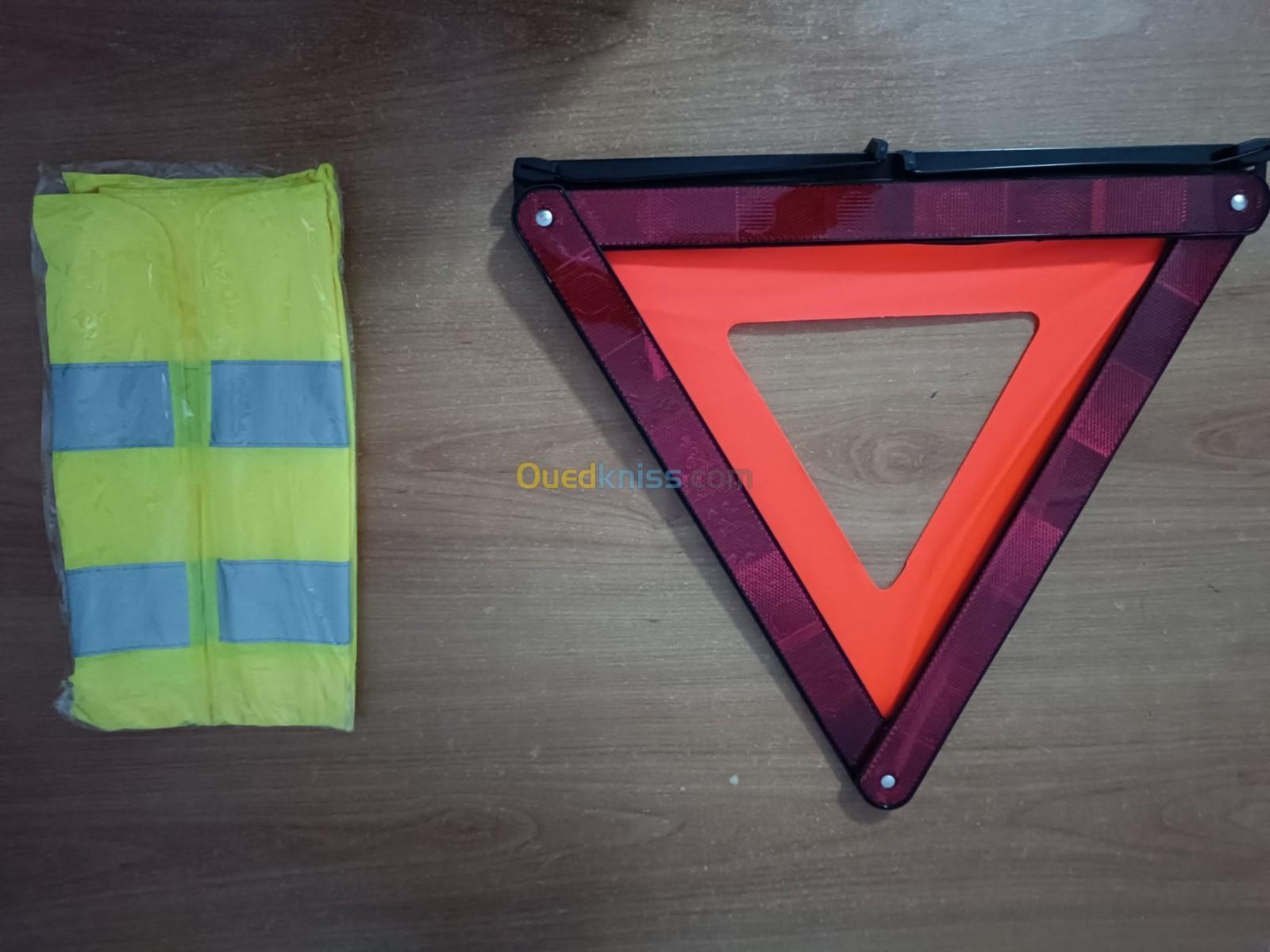 Kit de sécurité gilet et triangle.