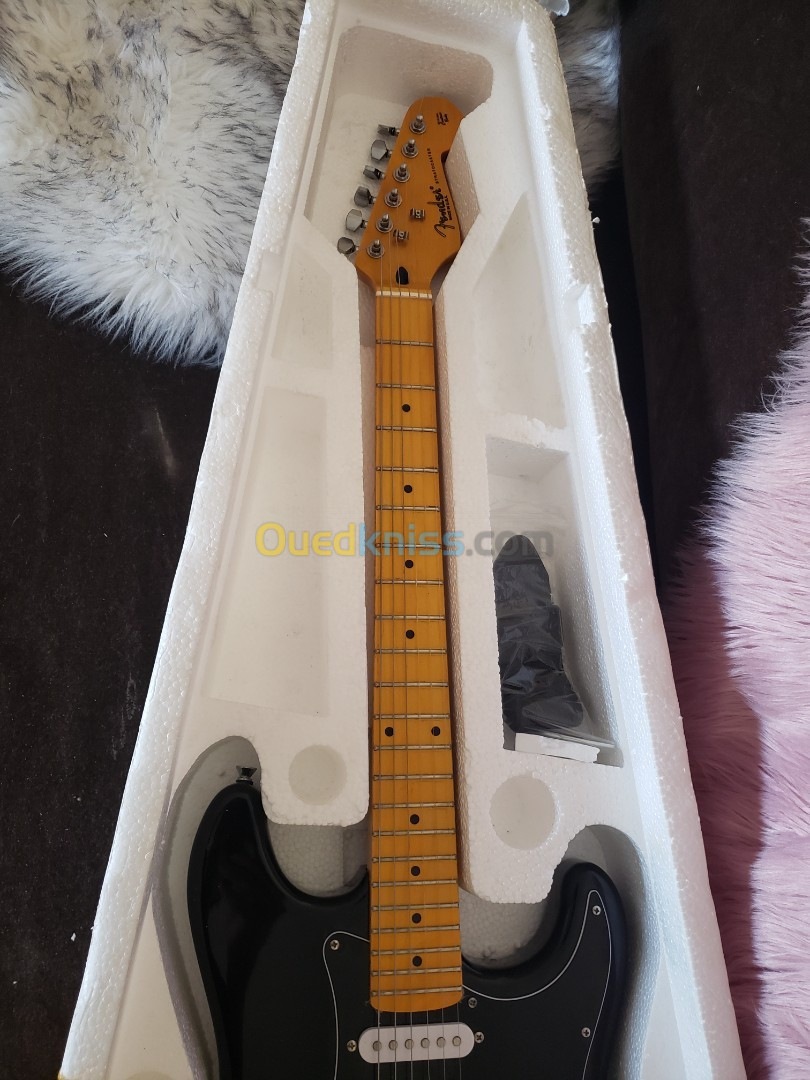 Guitar électrique copie Fender Black Star 