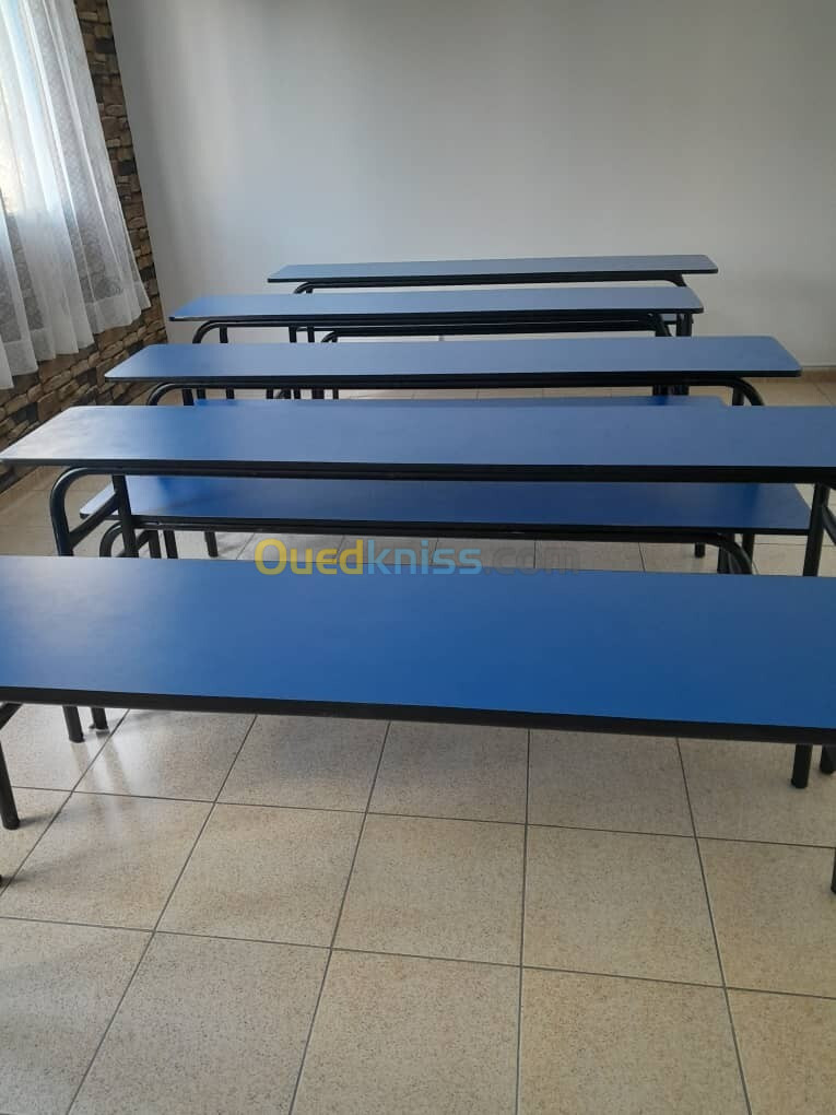 tables et chaises et tableau scolaire