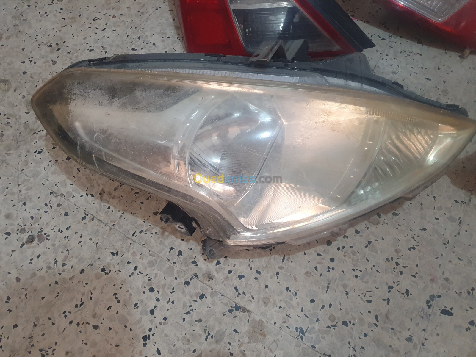 phare et feu arriere Nissan sunny n17