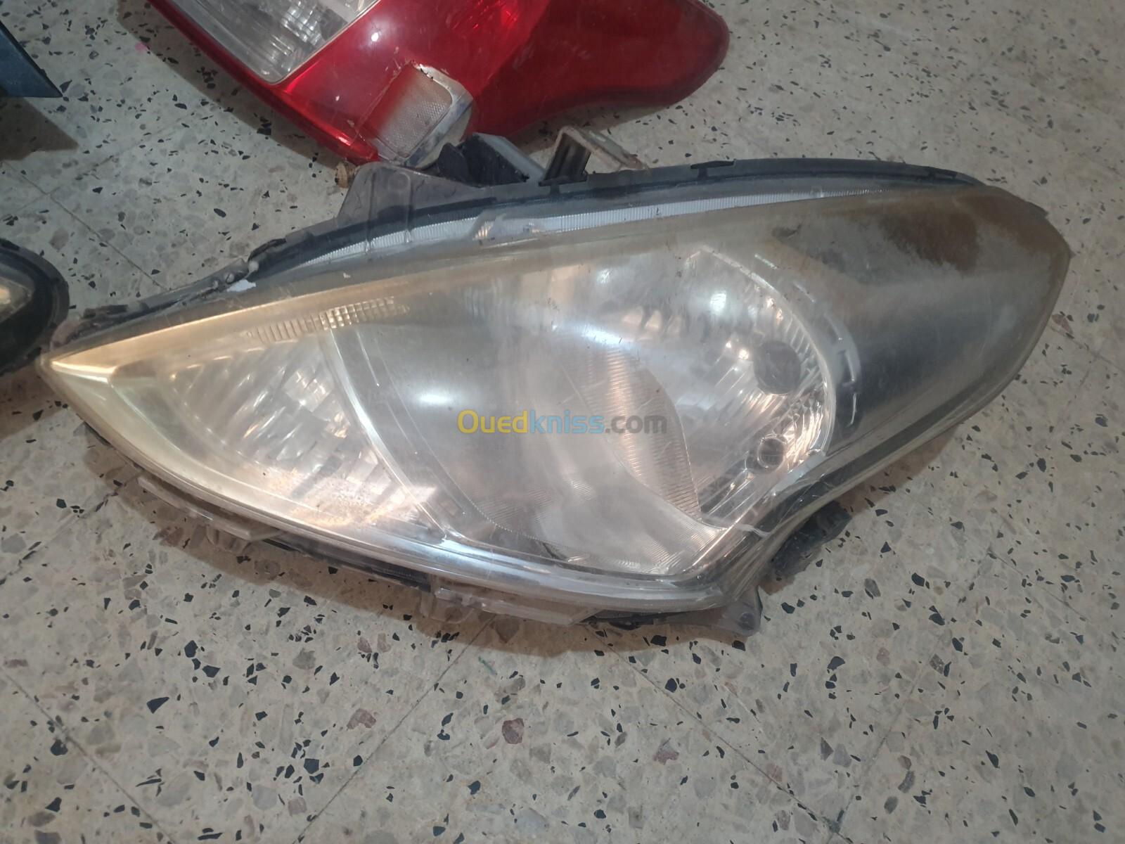 phare et feu arriere Nissan sunny n17