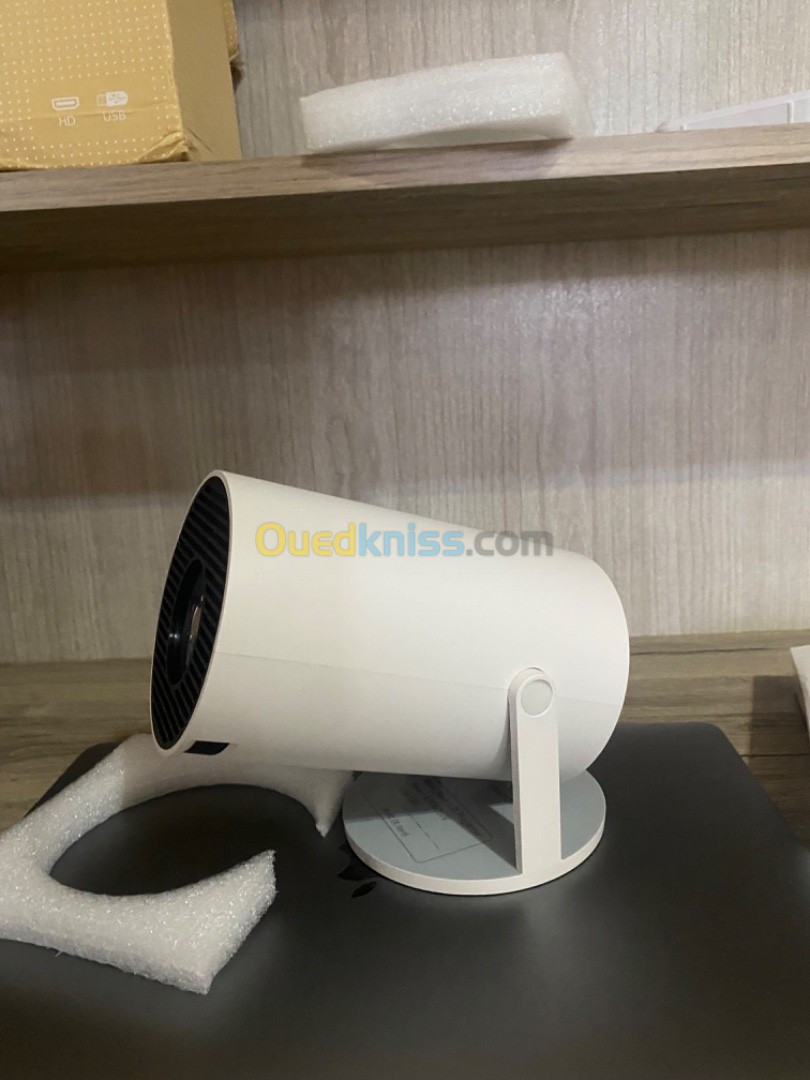 Data show projector HY300