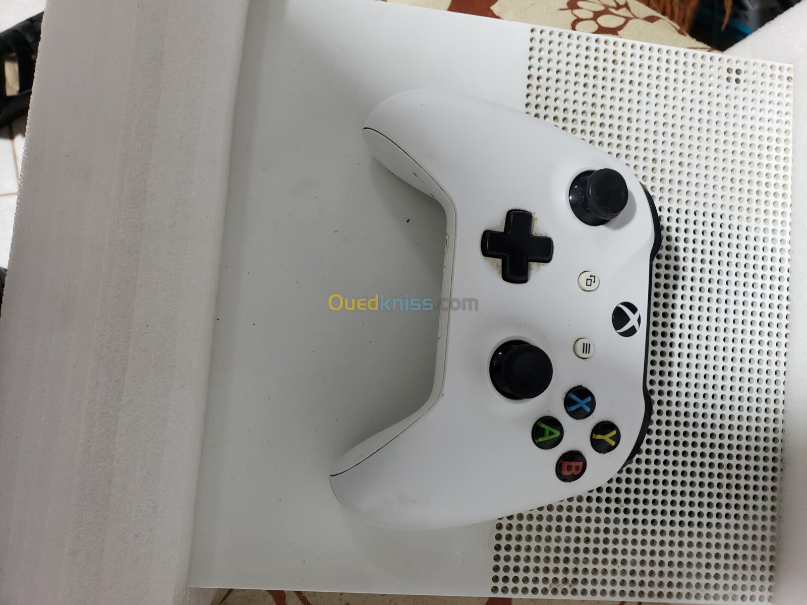 Xbox one s 500g très bon etat dans sa boite manette originale sans fil avec pile