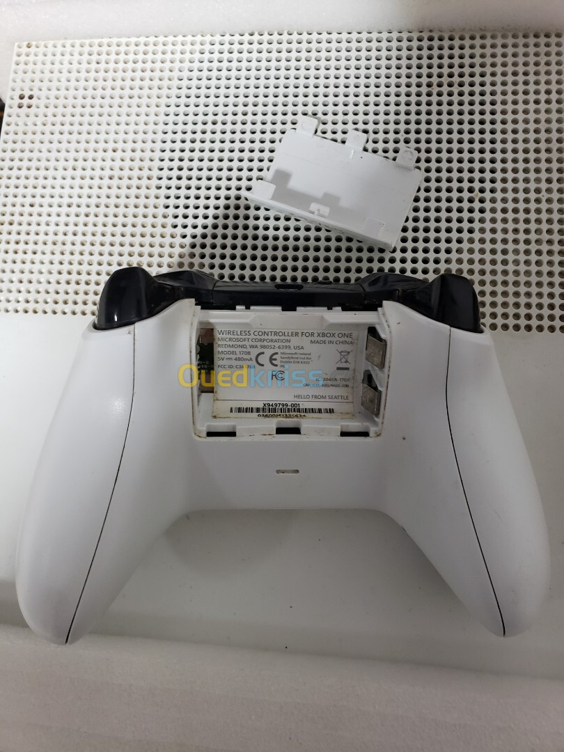 Xbox one s 500g très bon etat dans sa boite manette originale sans fil avec pile