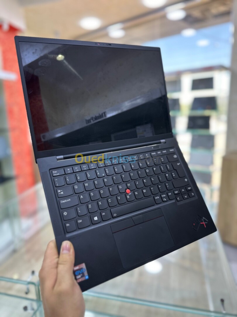 THINKPAD X1 CARBON  CPU: CORE i7 / 1165G7 DISC : 01 TB   32 GB   