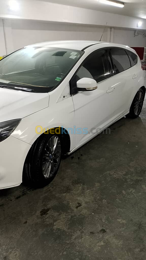 Ford Focus 5 portes 2012 Titanium