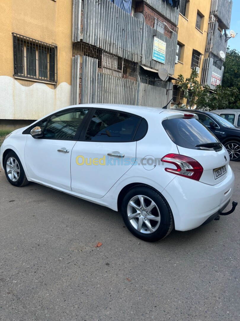 Peugeot 208 2015 Silver Line