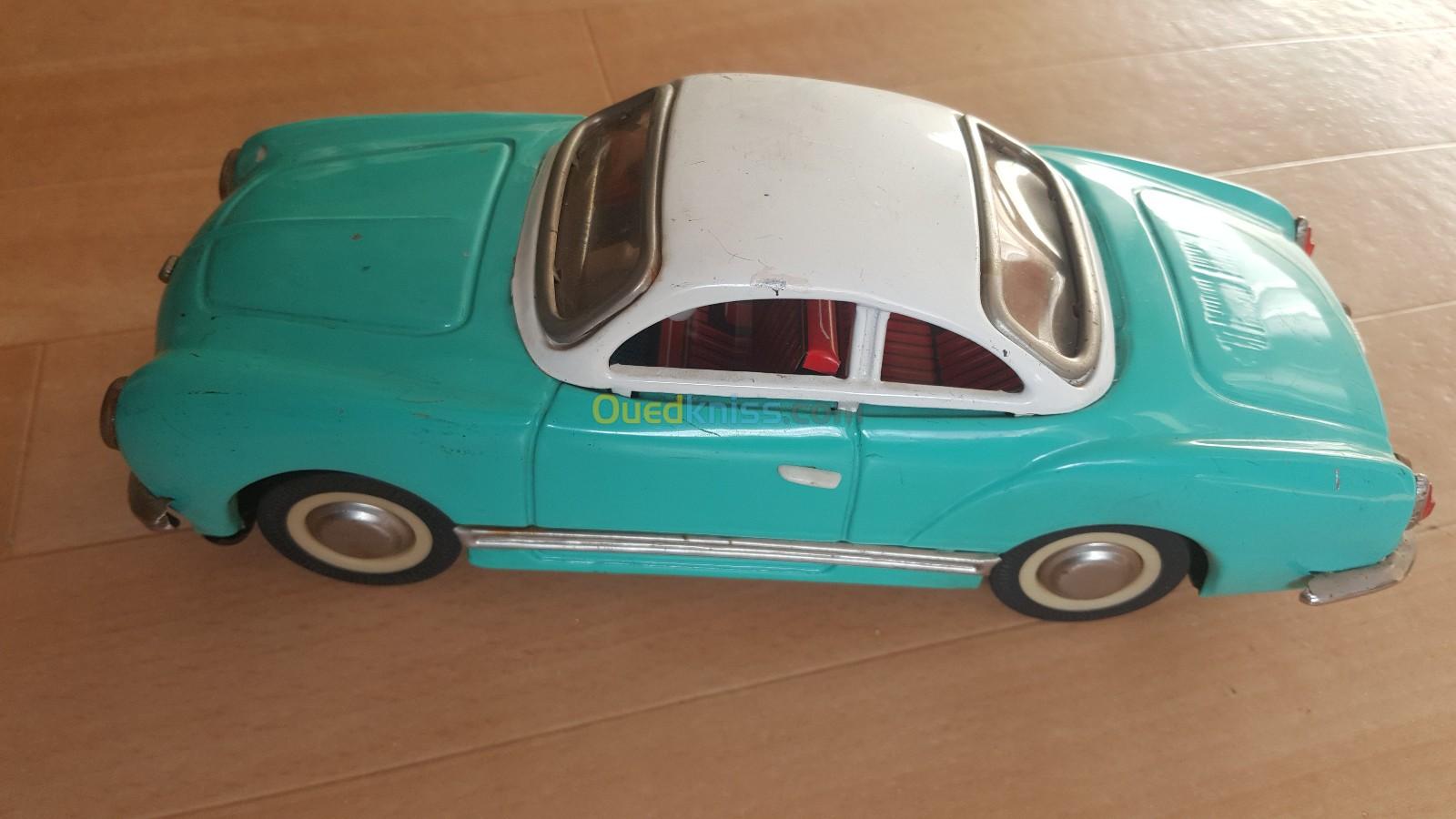 Miniature de collection, Voiture à friction en tôle SEDAN MF 743 des années 60's  25 cm, 