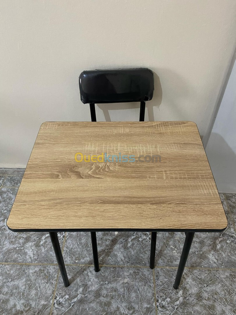 160 table et chaise scolaire et 7 tableau 2M