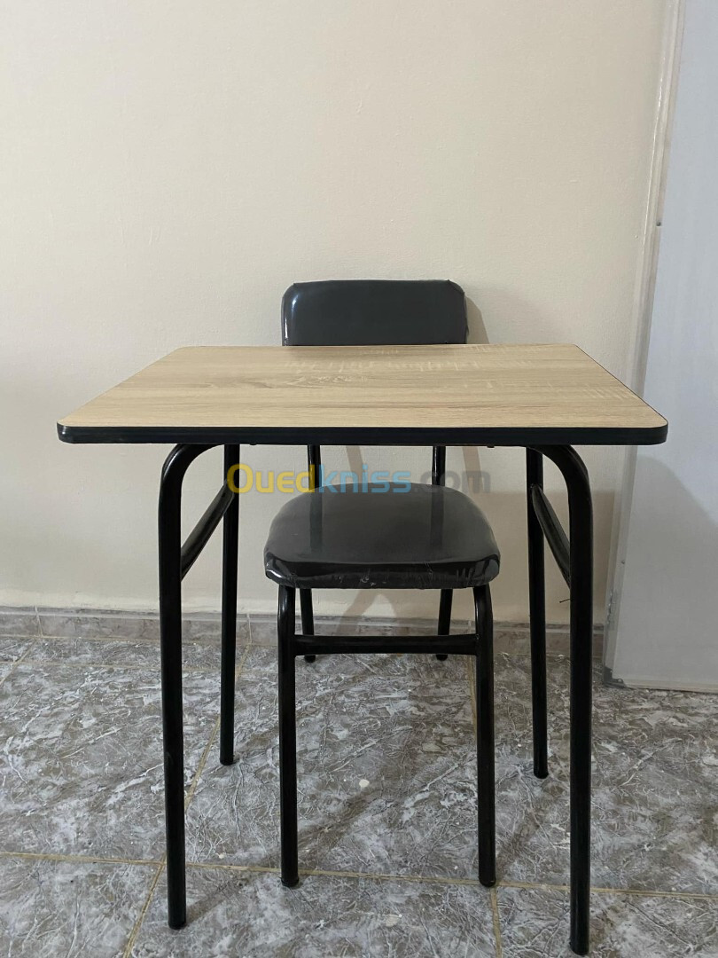 160 table et chaise scolaire et 7 tableau 2M