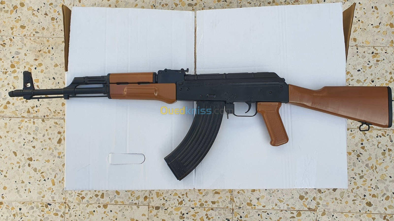 سلاح بلاستيكي للديكور و الزينة AK 47