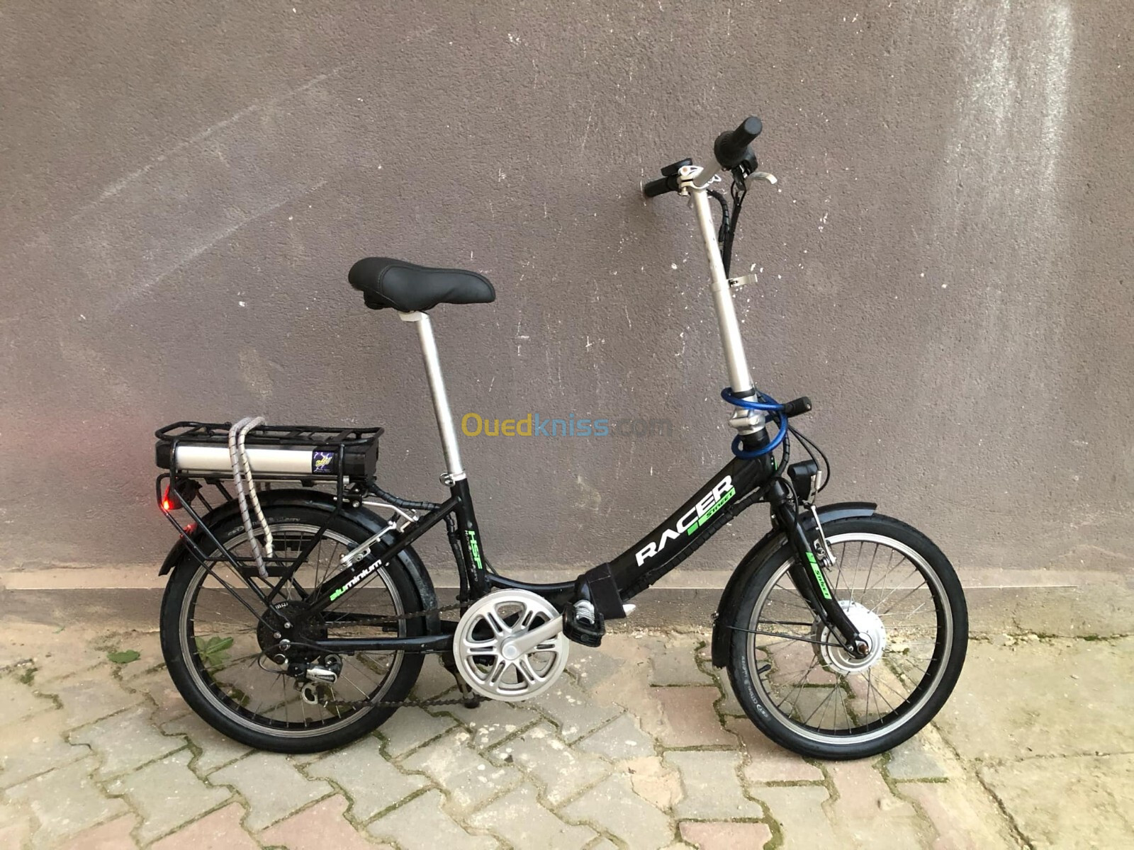 Vélo électrique presque neuf avec chargeur original et clé