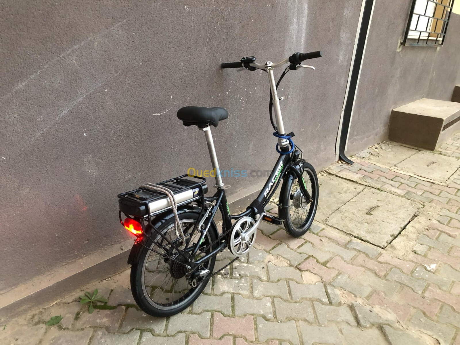 Vélo électrique presque neuf avec chargeur original et clé