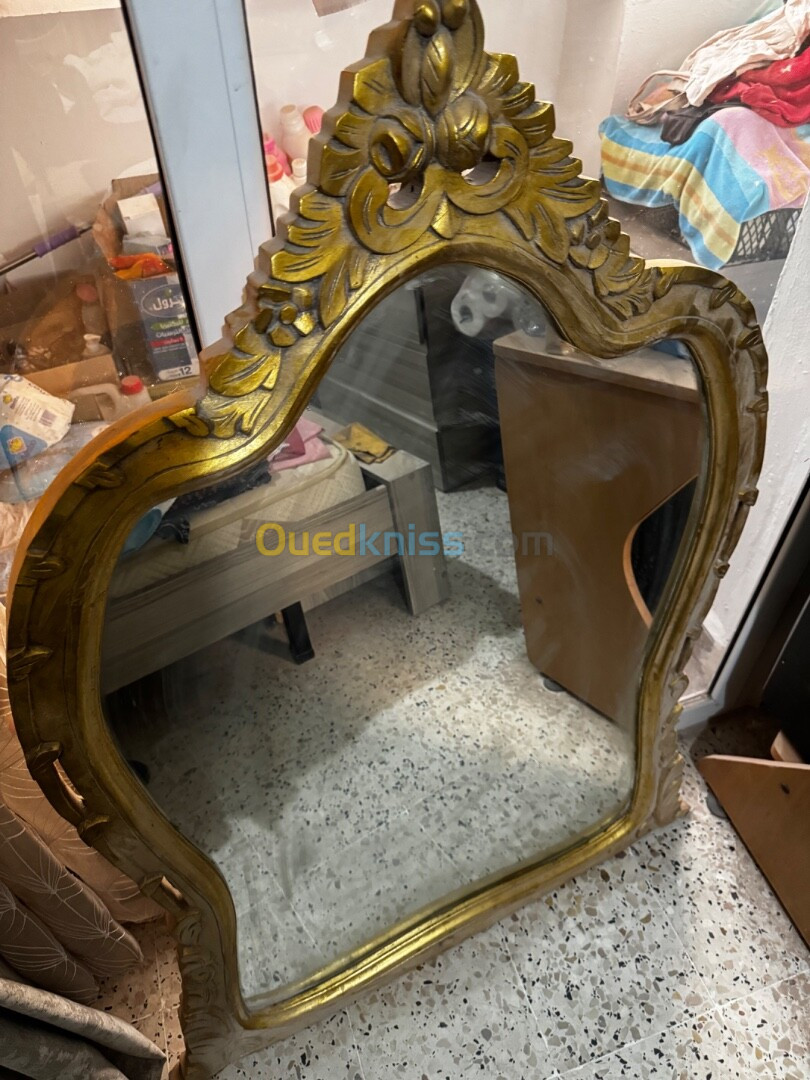 Joli meuble avec miroir 