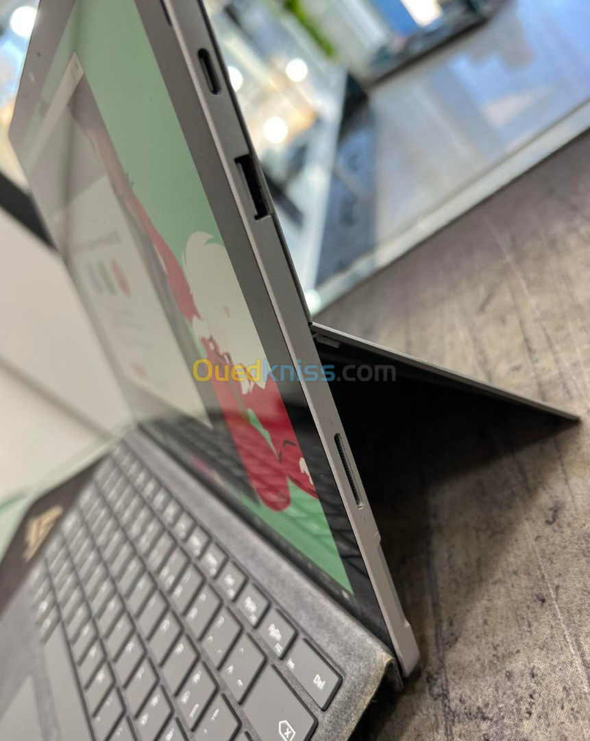 Microsoft Surface Pro 7 - Intel Core i7-1065G7 - 16GO RAM - 256GO SSD - Intel Iris Plus Graphics 