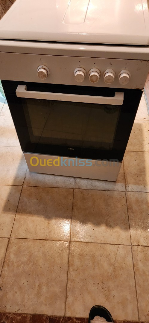 Cuisiniere beko 4 feux en excellent etat utilise 3 mois