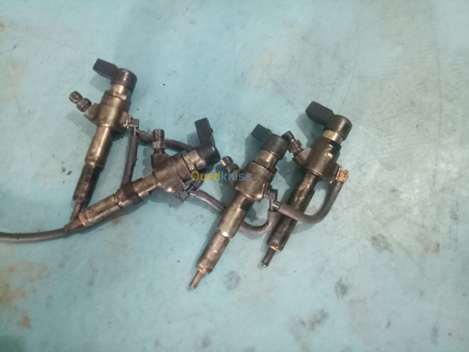 Les injecteurs et pompe HP pour moteur 1.4 tdci Ford fiesta . Et autre pièce de moteur 