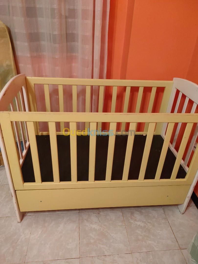 Lit pour bébé (bois hêtre)+2matelas neufs