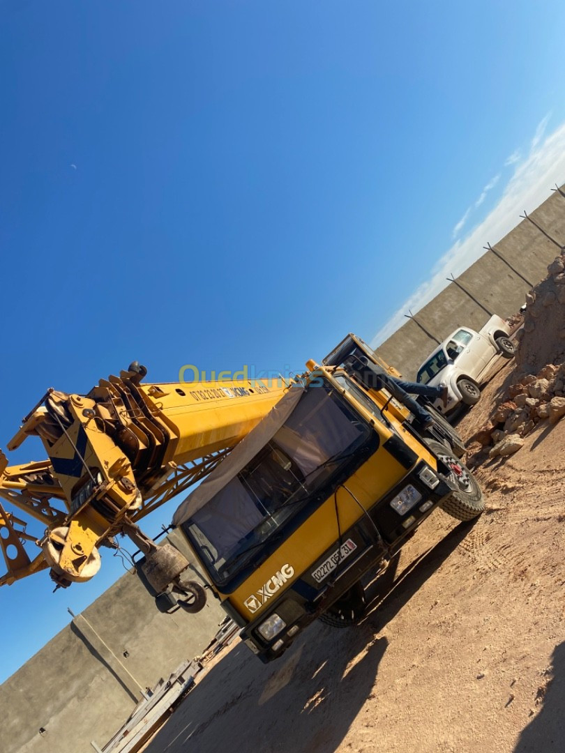 Location des grues différentes tonnages , mini pelle godet et brise roche ,mini compacteur 