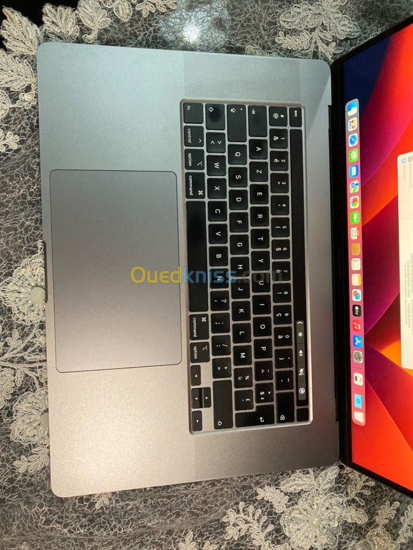 Macbook pro 2019 i9 2to 32Go 2,3 Ghz 8 cœur 16inch double carte graphics AMD Redeon pro 5500M 8Go