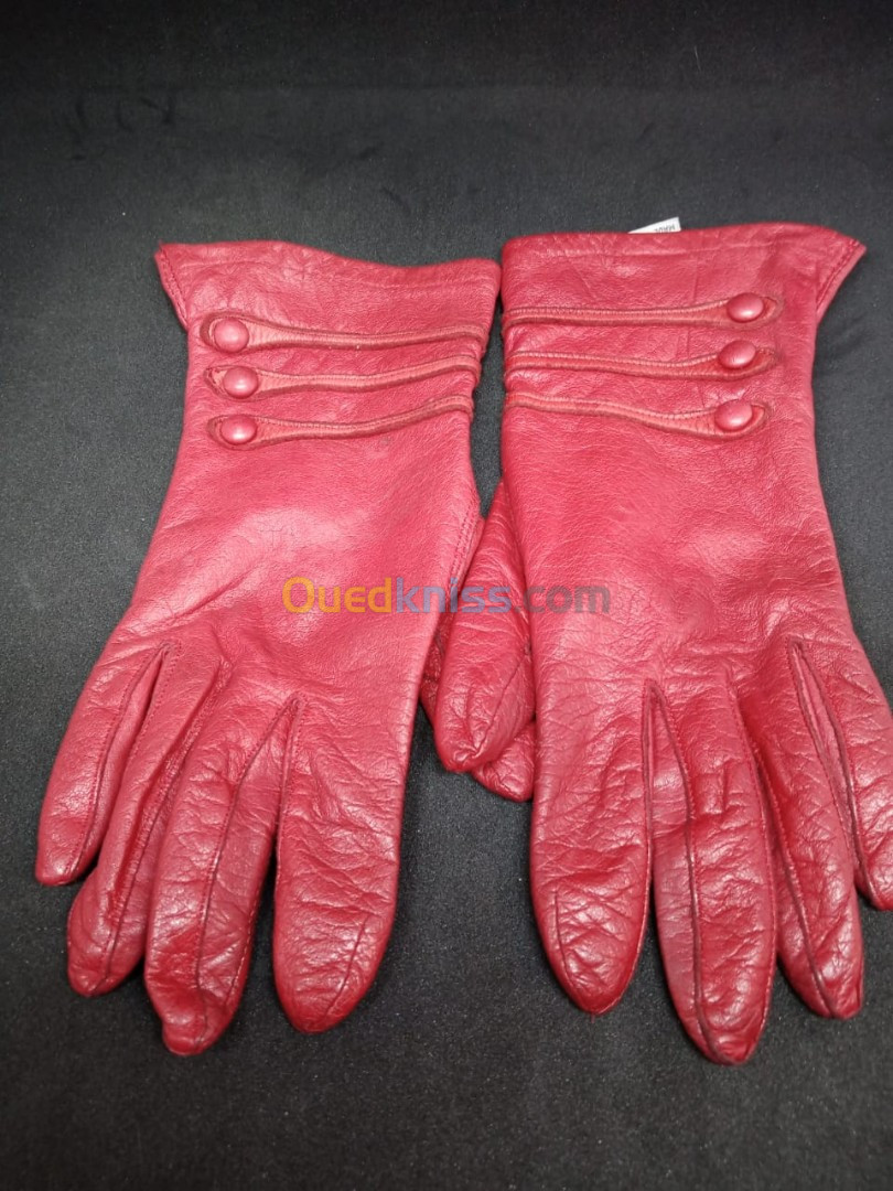 Très belle paire de Gants en cuir rouge pour femme