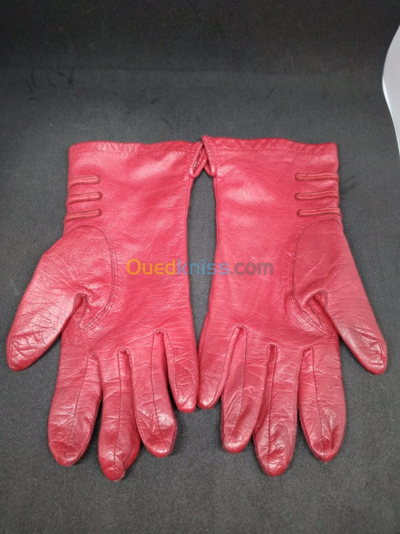 Très belle paire de Gants en cuir rouge pour femme