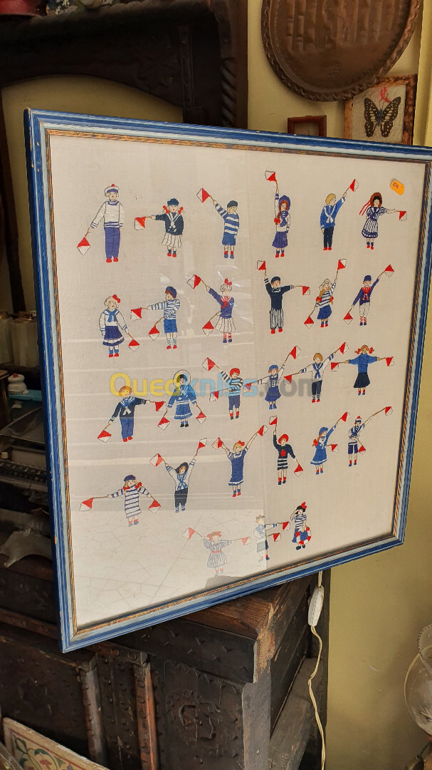 Tableau marin broderie en points comptés représentant des drapaux de l'alphabet  maritimes Semaphore