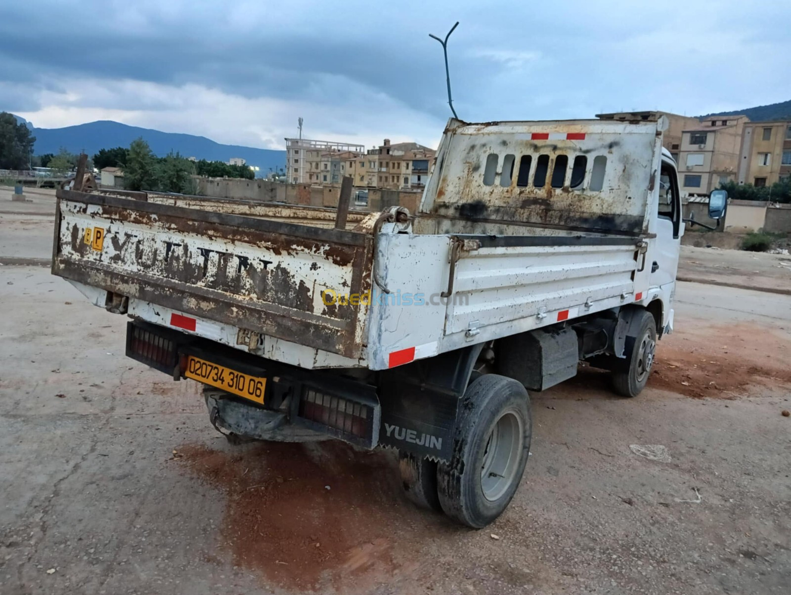 Camion yuejin a benne Camion yuejin a benne 2010