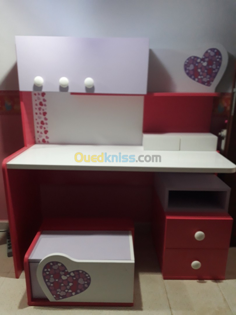 Vend bureau d'enfants + 2 tables de nuits d'occasion 