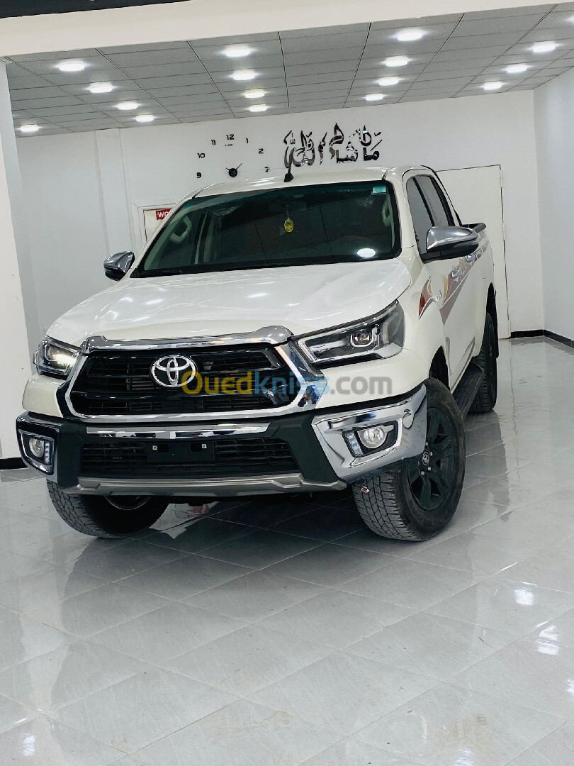 Toyota Hilux 2022 OMANIA