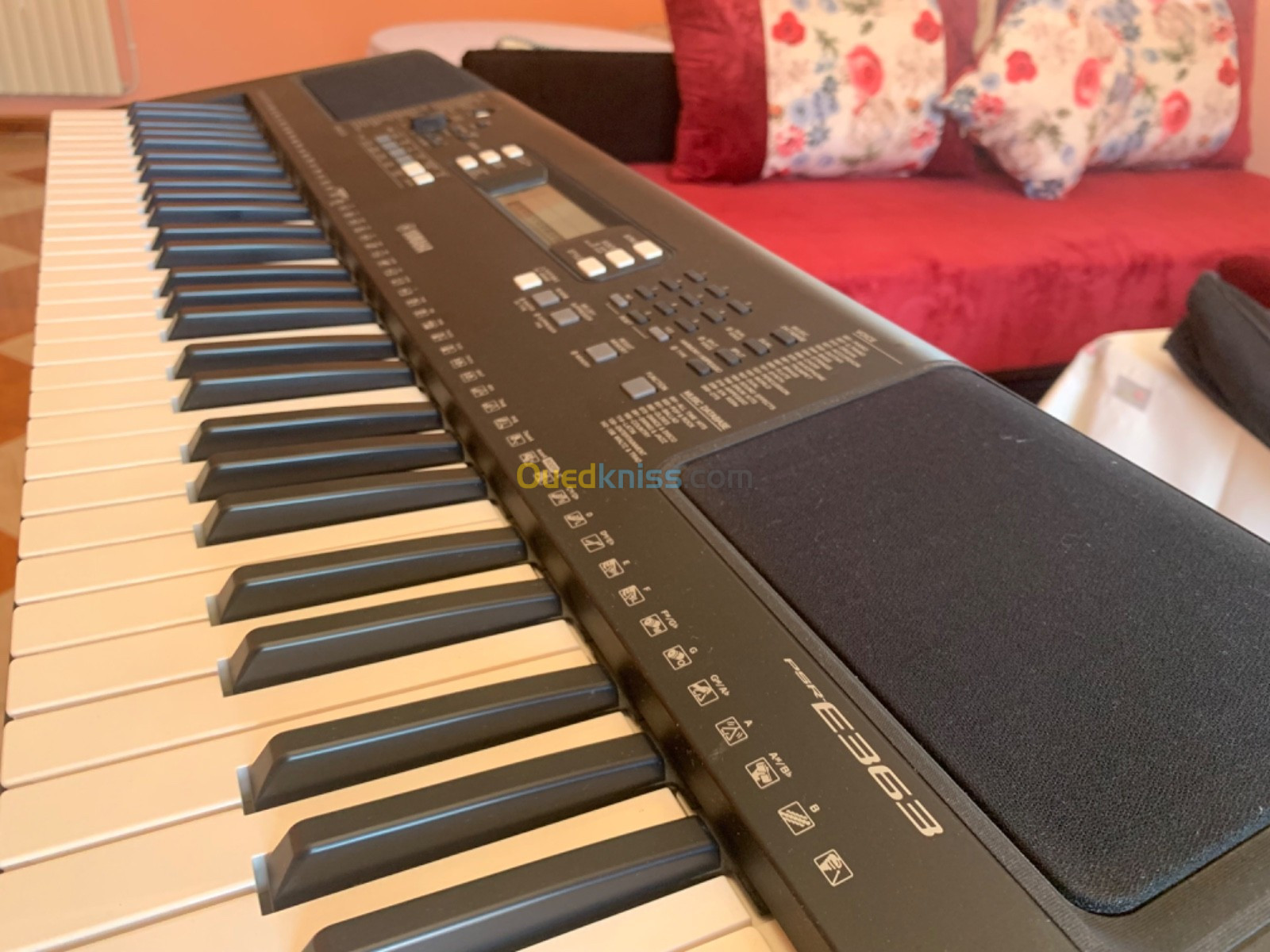 Synthétiseur Yamaha PSR E363 + Support + Housse