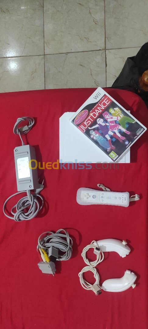 Nintendo Wii avec accessoires et gitar héro et cd d'origine 