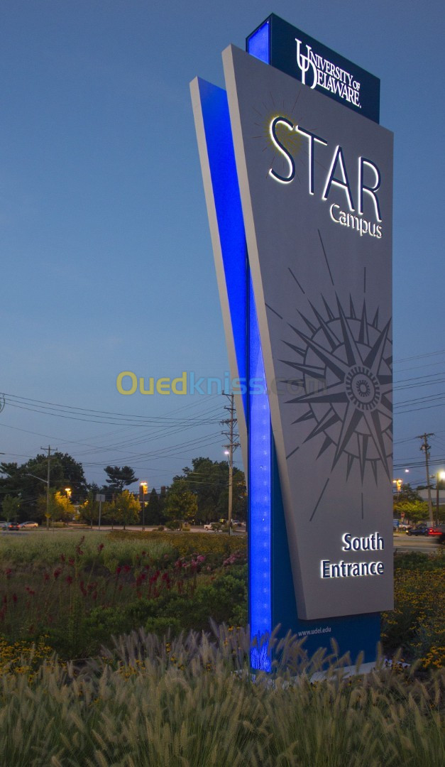 fabriquant d'enseignes lumineuses et panneaux publicitaires totem 