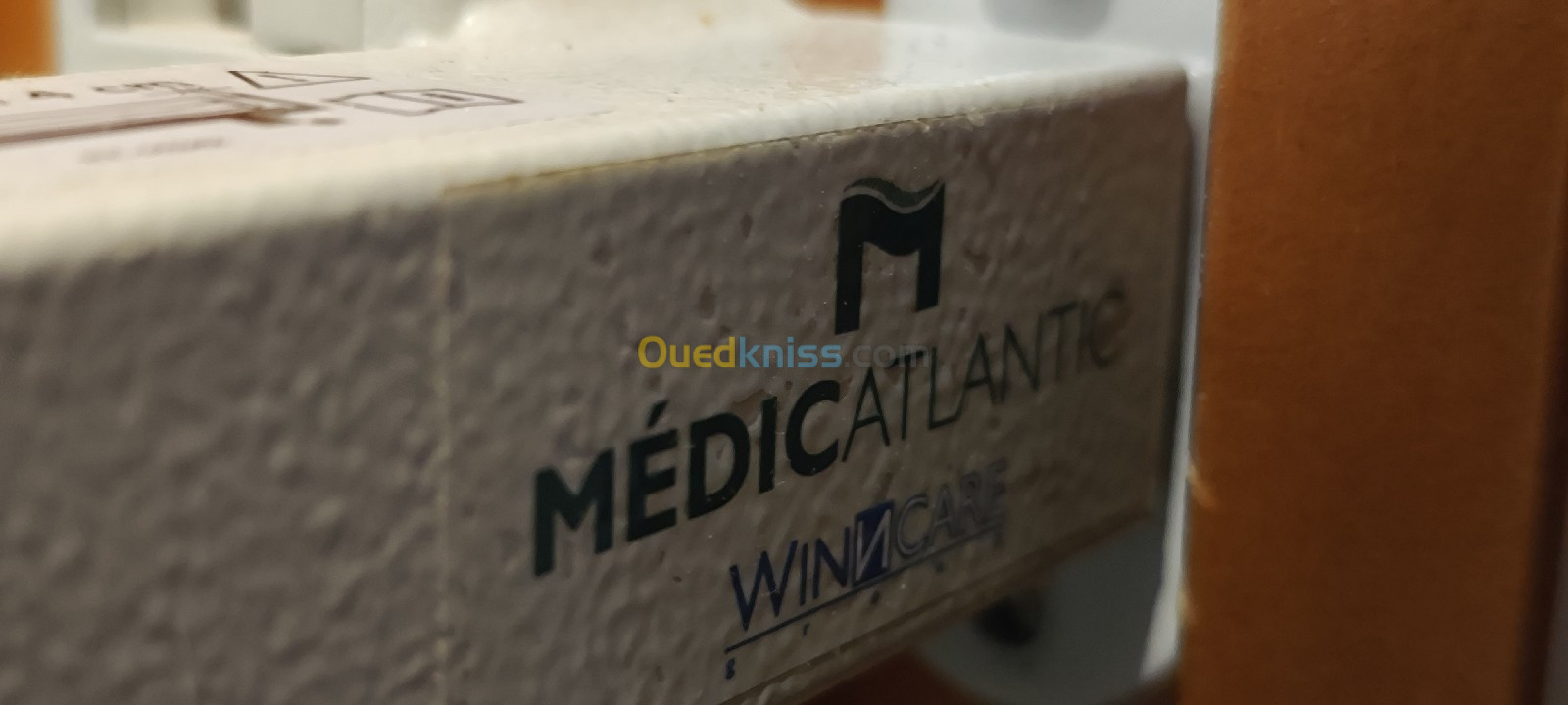 Lit médicalisé motorisé électrique 