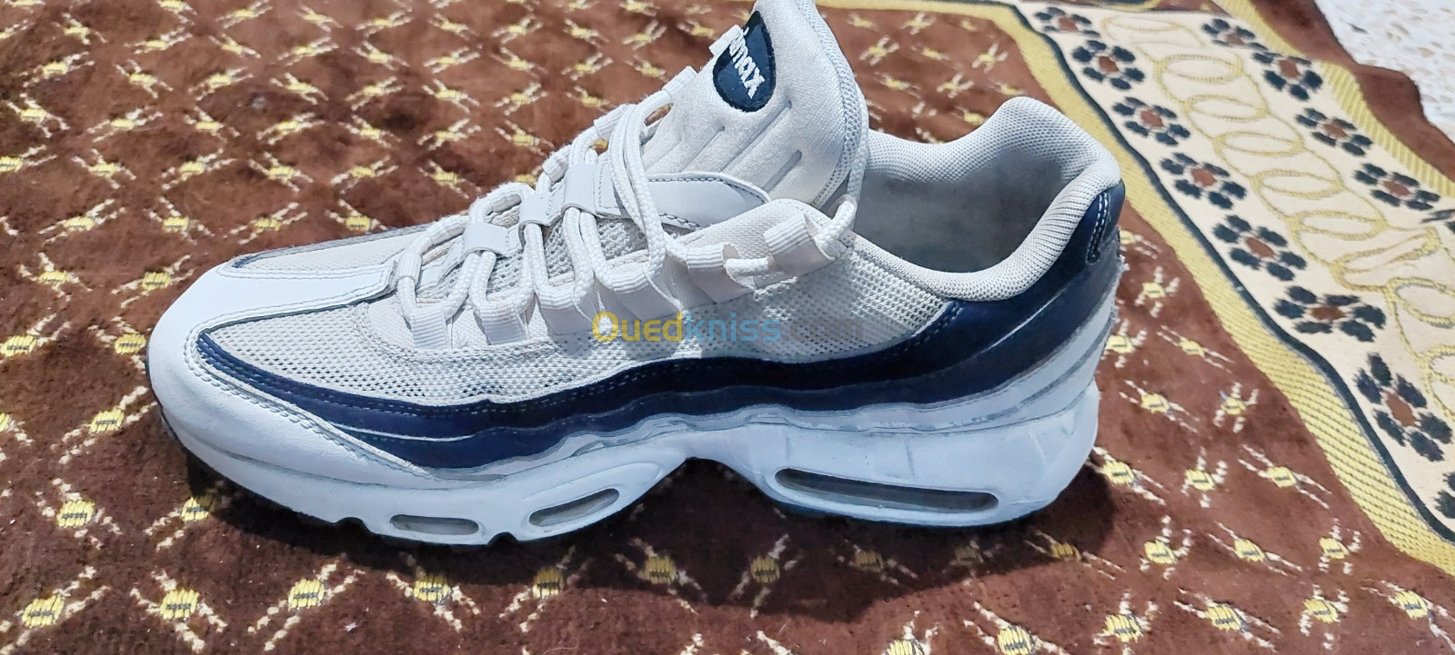 Air max 95 essential shop white white midnight navy monsoon blue