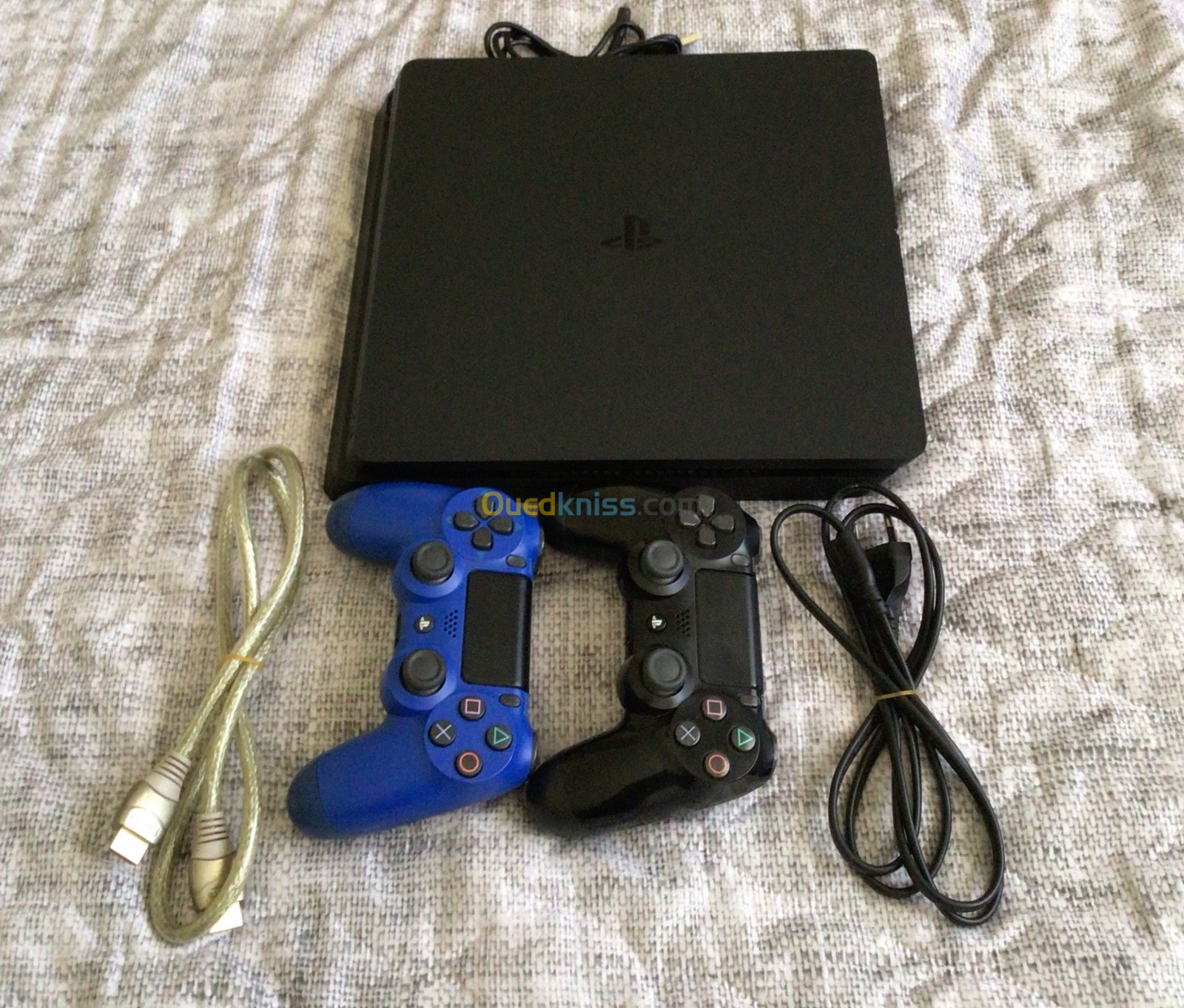 Play station 4 slim 500 G avec 2 manettes et 4 cd 