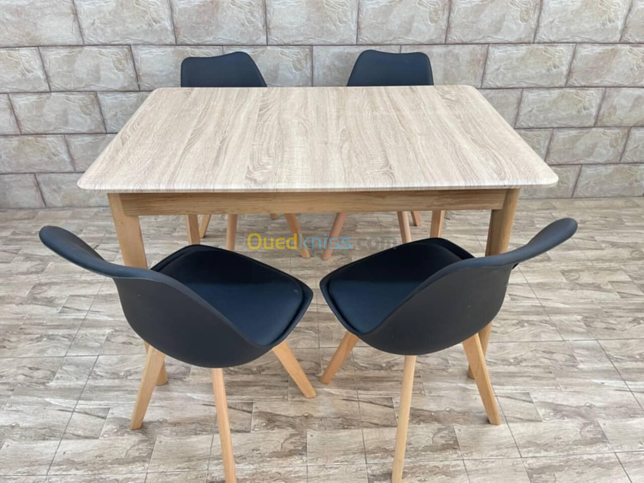 Table 120*80cm + 4 Chaises Tulipe 