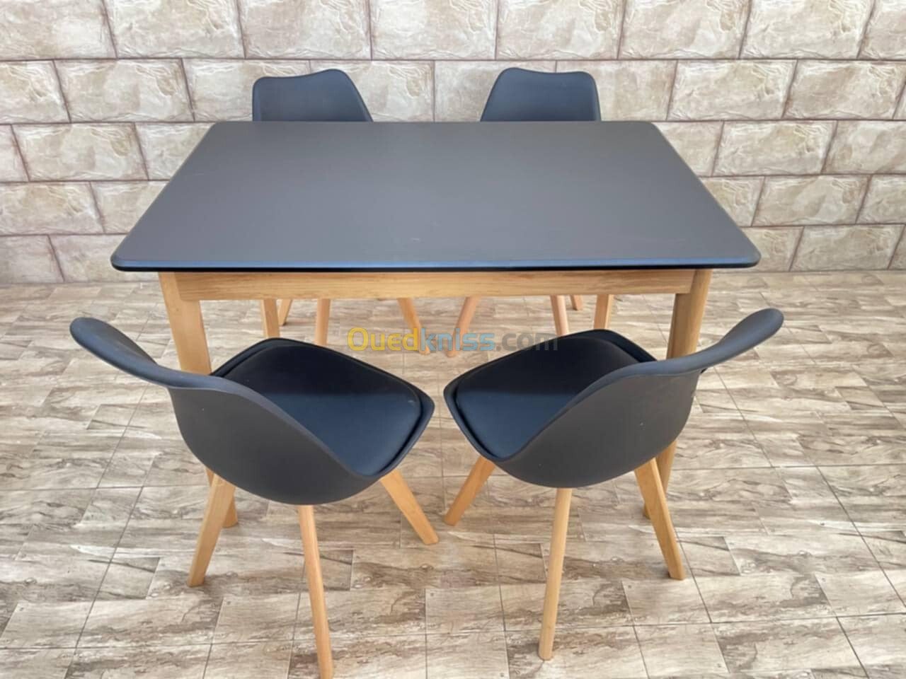 Table 120*80cm + 4 Chaises Tulipe 