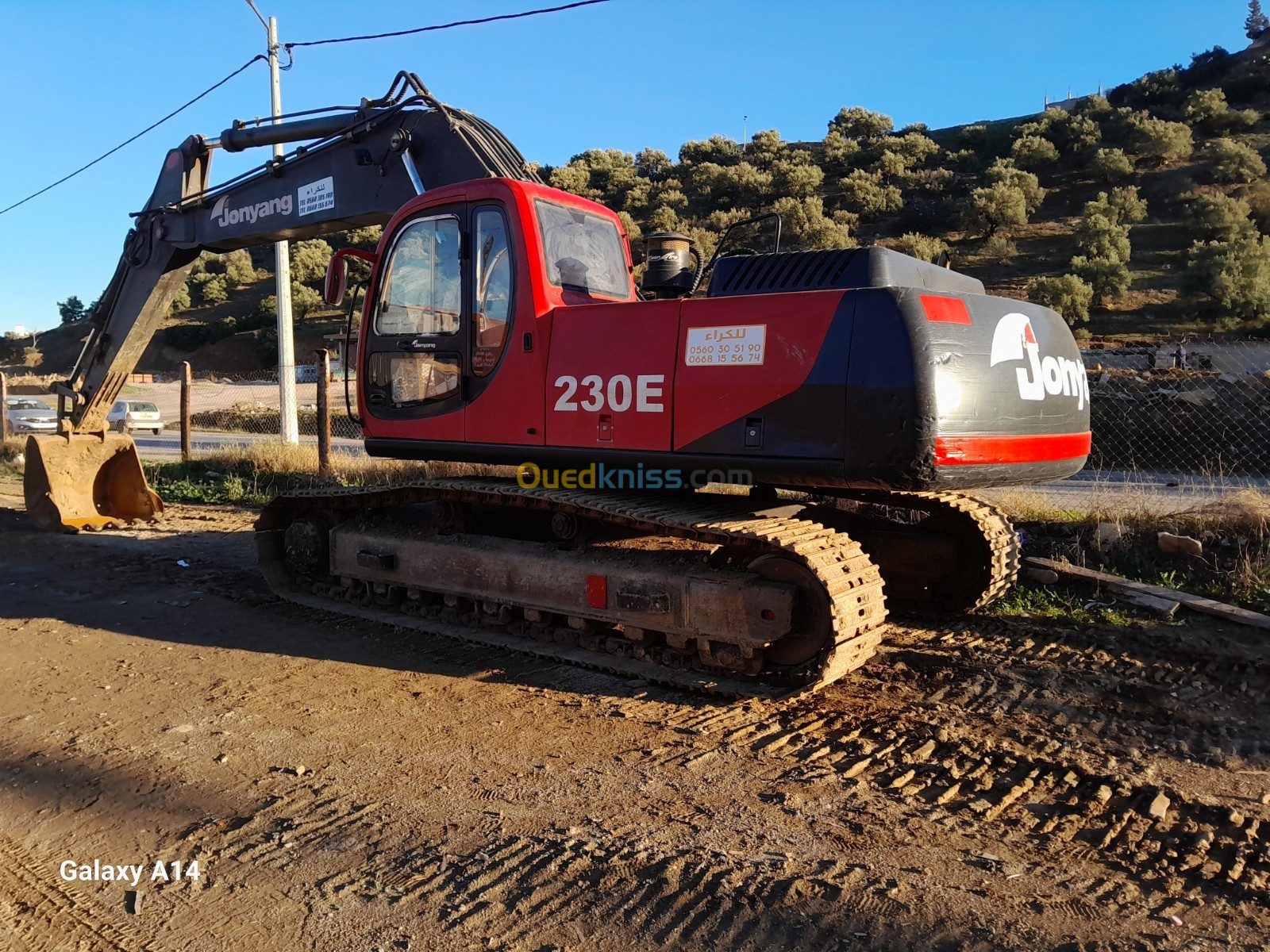 Location d'engins Poclain à Chenilles jonhang E230 et Compacteur XCMG 