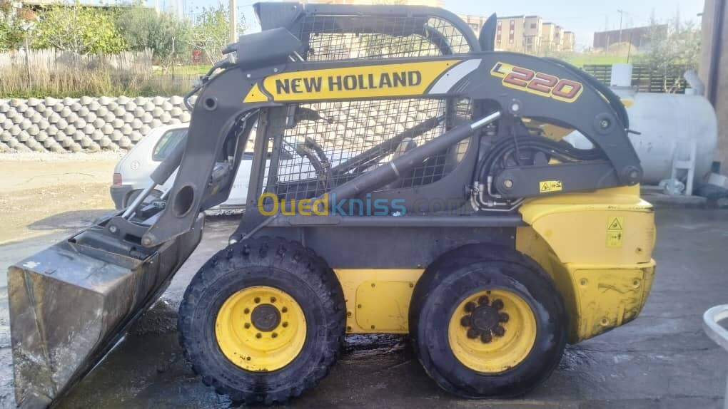 L220 new holland 