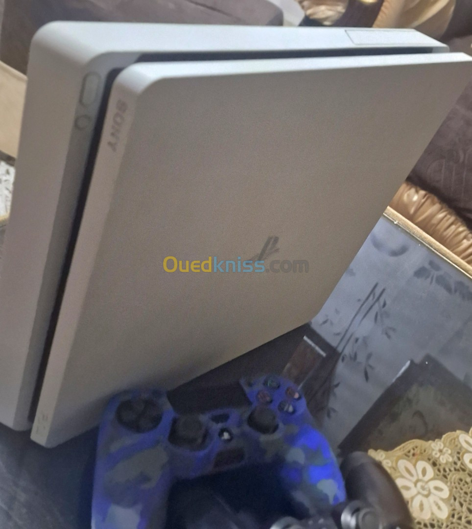 PlayStation 4 Slim 