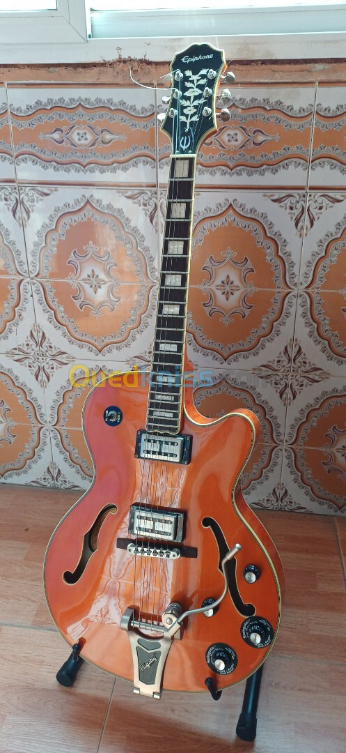 Guitare Epiphone emperor swingster neuve. 